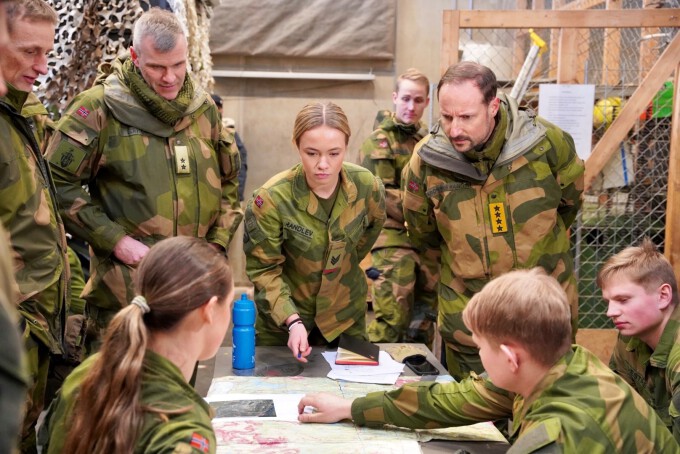 Vernepliktige soldater i Artilleribataljonen forklarer hvordan de klargjør til øvelsen. Foto: Sara Svanemyr, Det kongelige hoff
